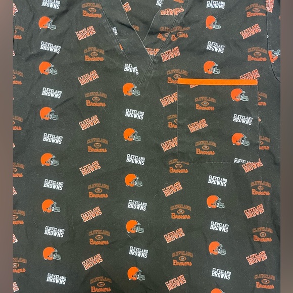 NFL unisex Cleveland Browns Repeat Logo Scrub Top. - Picture 2 of 3